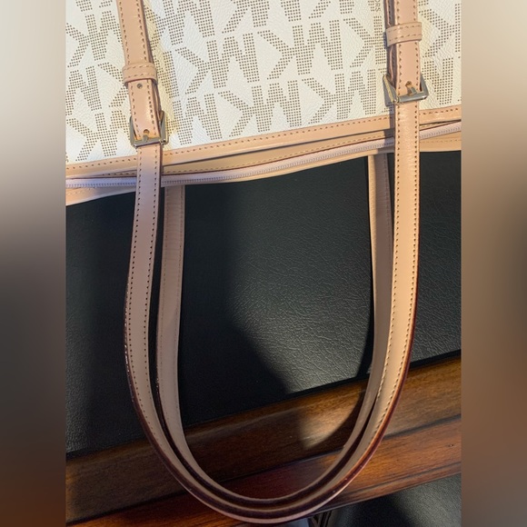 Michael Kors Jet Set Travel - Picture 10 of 16